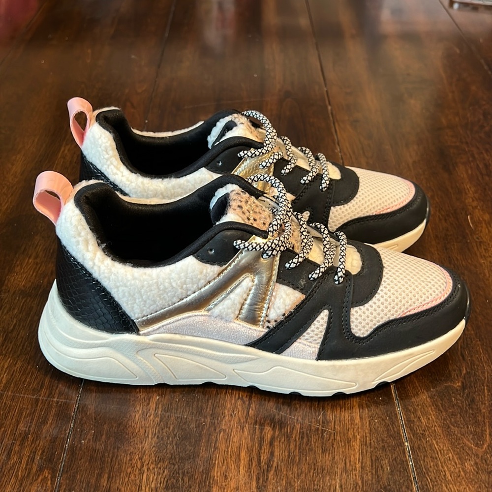 POSH by Poelman METALLIC SHERPA Dad Sneakers in BLACK x WHITE Women’s Size 8.5